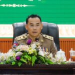 ឯកឧត្តម នួន ផារ័ត្ន បានជំរុញដល់ប្រធានគណៈបញ្ជាការឯកភាពរដ្ឋបាលក្រុងស្រុក ខិតខំចុះត្រួតពិនិត្យ ទប់ស្កាត់ និងបង្ក្រាបសកម្មភាពកាប់ទន្ទ្រាន និងកាន់កាប់ដីព្រៃដោយខុសច្បាប់ ក្នុងភូមិសាស្ត្រខេត្តកំពង់ធំ និងចាត់វិធានការតាមច្បាប់ចំពោះជនល្មើស